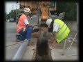 Đẩy cáp điện vào ống PVC